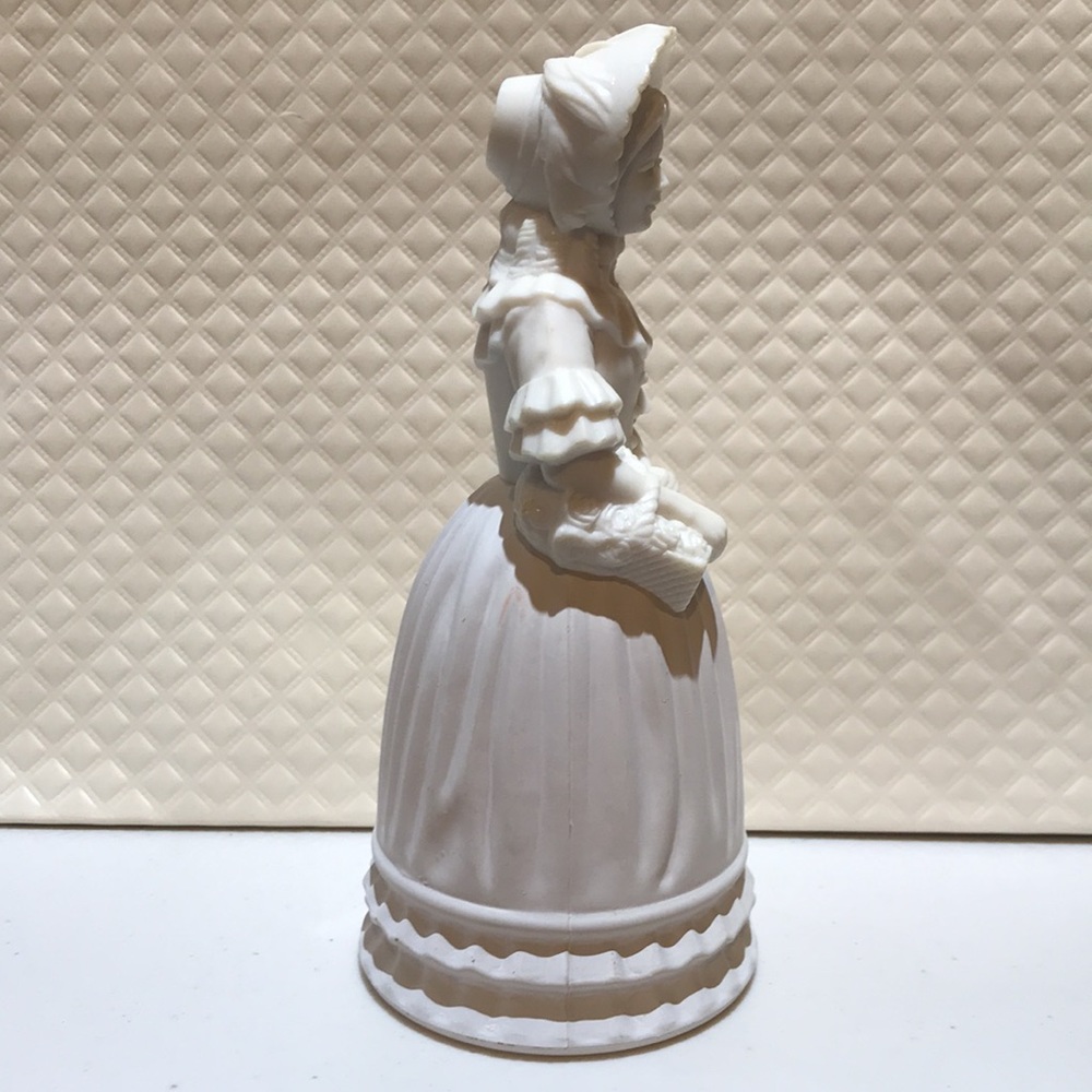 NEW Vintage Avon Fashion Figurine Victorian Field Flowers Full - Picture 2 of 4